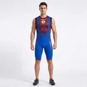 Pantalón corto con tirantes para hombre con panel de malla